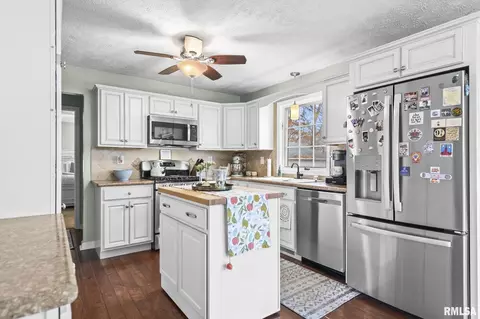 Kitchen - 3223 West St, Springfield, IL 62707 photo 2 of 4