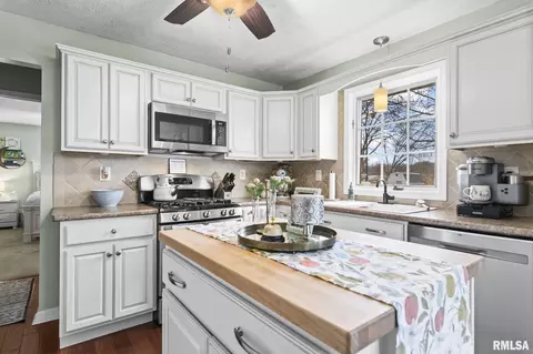 Kitchen - 3223 West St, Springfield, IL 62707 photo 4 of 4