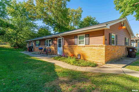 89 Gavin St, Lincoln, IL 62656