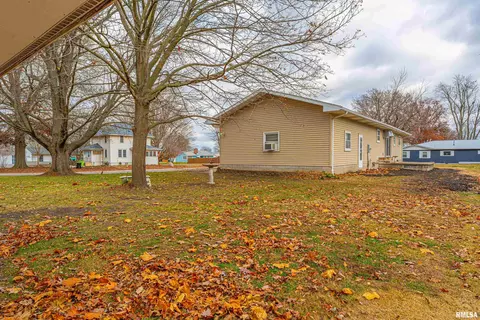 Exterior - 320 E Jasper St, Mount Pulaski, IL 62548 photo 1 of 3