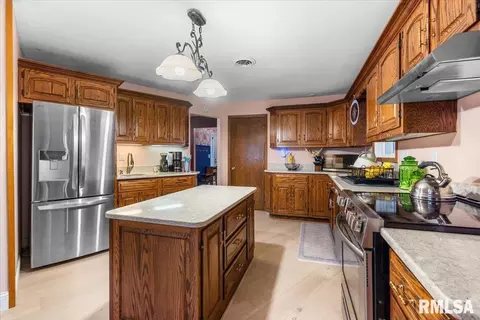 Kitchen - 3 Settlers Ln, Springfield, IL 62707 photo 3 of 4