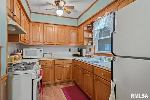 Kitchen - 3213 Sherman St, Springfield, IL 62703 photo 1 of 2