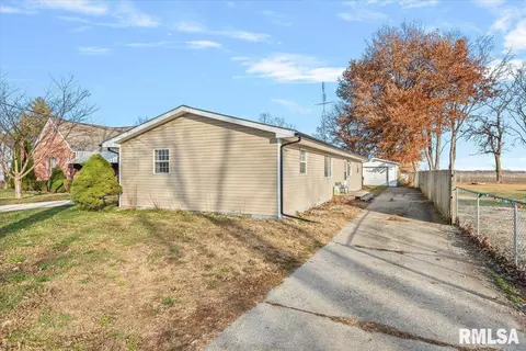 209 S East St, Loami, IL 62661