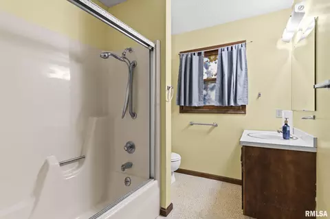 Bath - 2108 Austin Dr, Springfield, IL 62704 photo 1 of 3