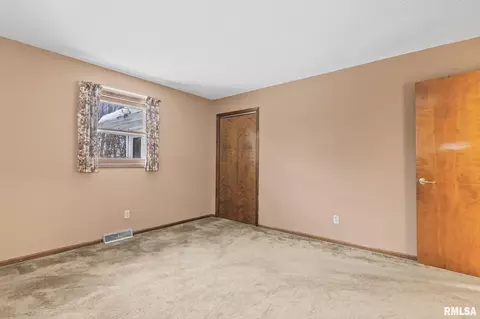 Bedroom - 2108 Austin Dr, Springfield, IL 62704 photo 2 of 10