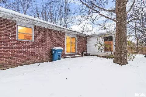 Exterior - 2108 Austin Dr, Springfield, IL 62704 photo 4 of 5