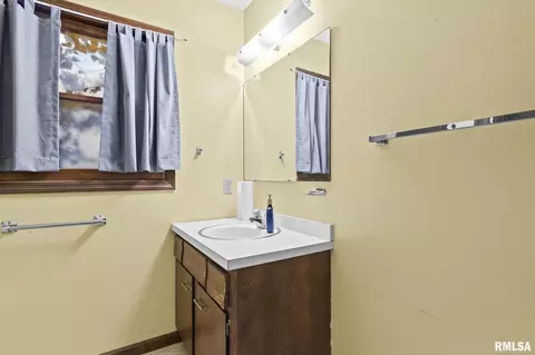 Bath - 2108 Austin Dr, Springfield, IL 62704 photo 2 of 3