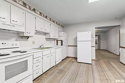 Kitchen - 2108 Austin Dr, Springfield, IL 62704 photo 3 of 6