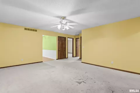 Living - 2108 Austin Dr, Springfield, IL 62704 photo 6 of 7