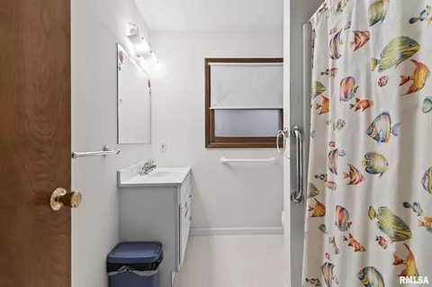 Bath - 2108 Austin Dr, Springfield, IL 62704 photo 3 of 3