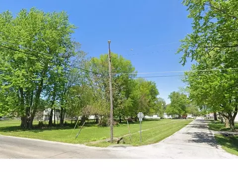 403 S 4th St, Girard, IL 62640