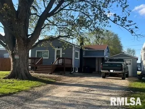 105 W Main St, East Galesburg, IL 61430