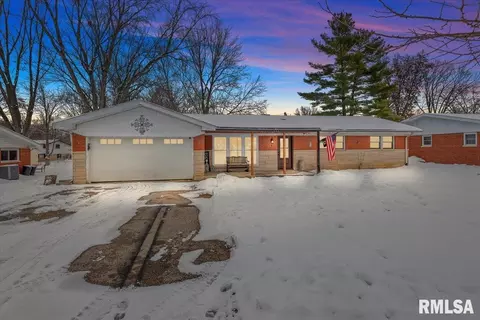 5 Oakwood Dr, Chatham, IL 62629