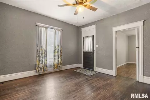 Living - 524 W Vine St, Springfield, IL 62704 photo 3 of 4