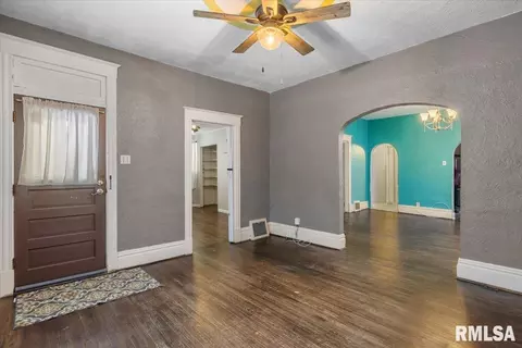 Living - 524 W Vine St, Springfield, IL 62704 photo 2 of 4