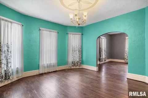 Living - 524 W Vine St, Springfield, IL 62704 photo 4 of 4