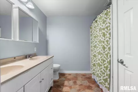 Bath - 524 W Vine St, Springfield, IL 62704 photo 1 of 2
