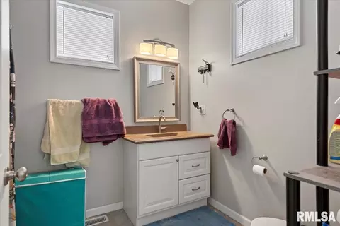 Bath - 908 N Walnut St, Springfield, IL 62702 photo 1 of 3