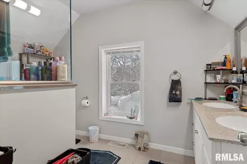 Bath - 908 N Walnut St, Springfield, IL 62702 photo 2 of 3