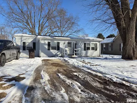 160 S Church St, New Canton, IL 62356