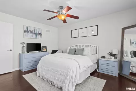 Bedroom - 200 N Durkin Dr, Springfield, IL 62702 photo 2 of 6
