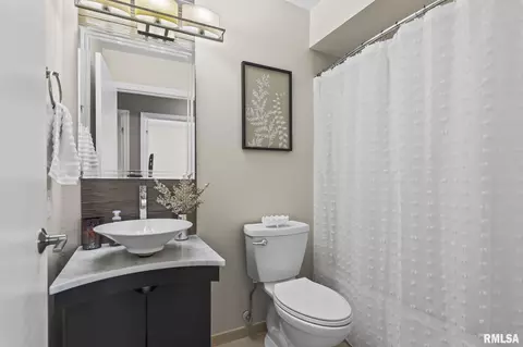 Bath - 200 N Durkin Dr, Springfield, IL 62702 photo 2 of 2