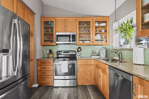 Kitchen - 200 N Durkin Dr, Springfield, IL 62702 photo 3 of 3