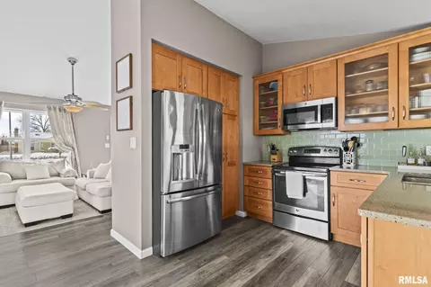 Kitchen - 200 N Durkin Dr, Springfield, IL 62702 photo 2 of 3