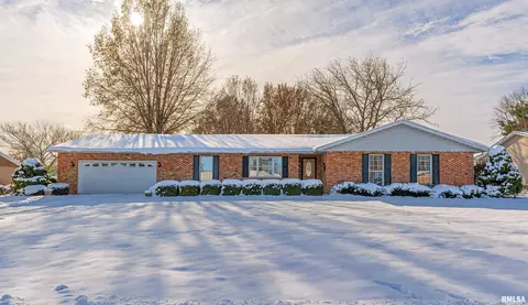 26 Illini Dr, Lincoln, IL 62656