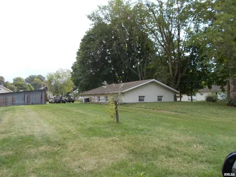 107 S Hayes St, Easton, IL 62633