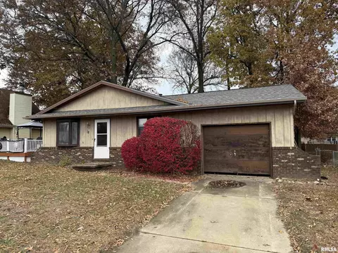 18 Jamestown Cir, Riverton, IL 62561