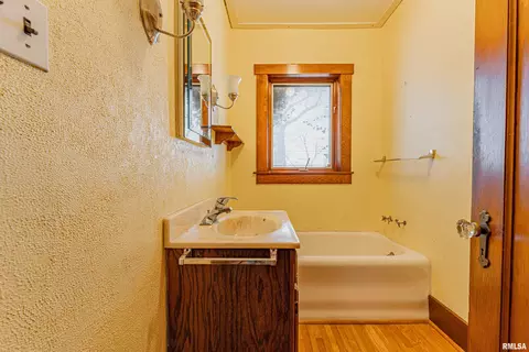 Bath - 2125 700th St, Chestnut, IL 62518 photo 1 of 3