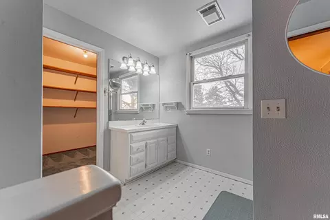 Bath - 2125 700th St, Chestnut, IL 62518 photo 2 of 3