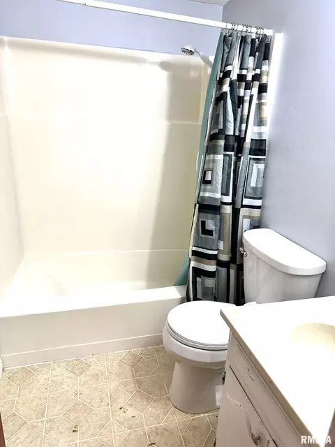 Bath - 55 Trailridge Ln, Springfield, IL 62704 photo 1 of 1