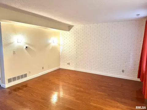 Living - 55 Trailridge Ln, Springfield, IL 62704 photo 1 of 3