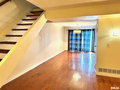 Living - 55 Trailridge Ln, Springfield, IL 62704 photo 2 of 3