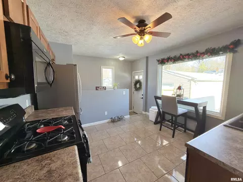 Kitchen - 3606 Sherman St, Springfield, IL 62703 photo 2 of 4