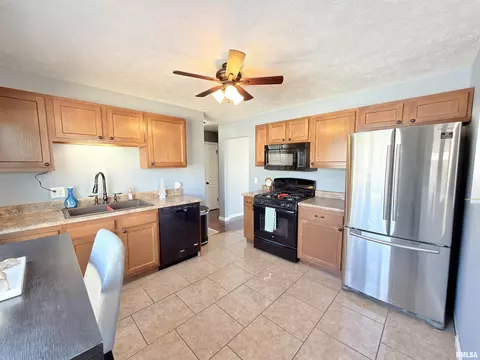 Kitchen - 3606 Sherman St, Springfield, IL 62703 photo 4 of 4