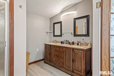 Bath - 367 E Oak St, Hettick, IL 62649 photo 2 of 3