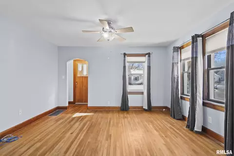 Living - 235 N Illinois St, Springfield, IL 62702 photo 1 of 4