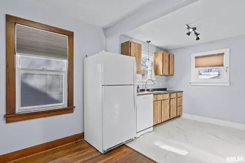 Kitchen - 235 N Illinois St, Springfield, IL 62702 photo 2 of 2