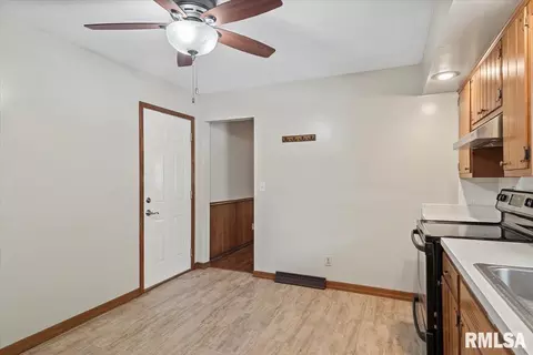 Entry Way - 29 Belhaven Dr, Springfield, IL 62704 photo 2 of 3