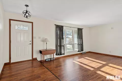 Living - 29 Belhaven Dr, Springfield, IL 62704 photo 2 of 6