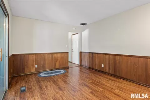 Living - 29 Belhaven Dr, Springfield, IL 62704 photo 5 of 6