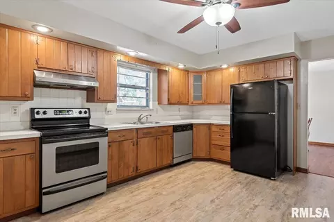 Kitchen - 29 Belhaven Dr, Springfield, IL 62704 photo 1 of 1