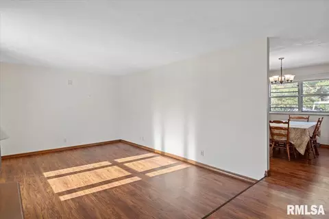 Living - 29 Belhaven Dr, Springfield, IL 62704 photo 1 of 6