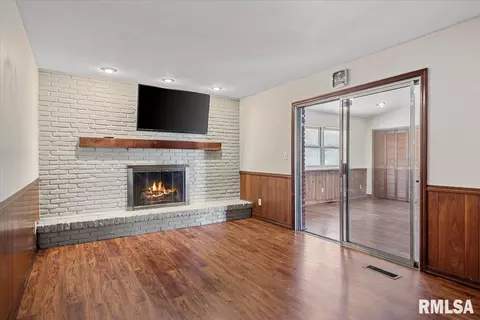 Living - 29 Belhaven Dr, Springfield, IL 62704 photo 4 of 6