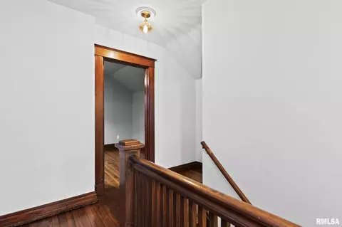 Entry Way - 1023 Broadway St, Lincoln, IL 62656 photo 1 of 1