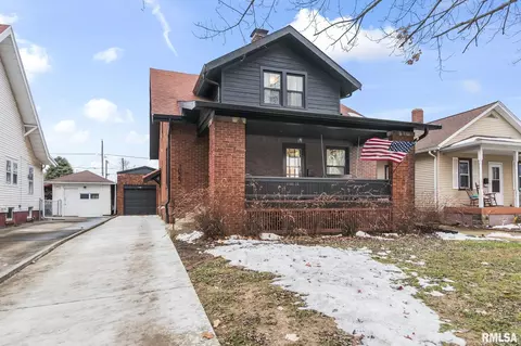 Exterior - 1023 Broadway St, Lincoln, IL 62656 photo 3 of 7
