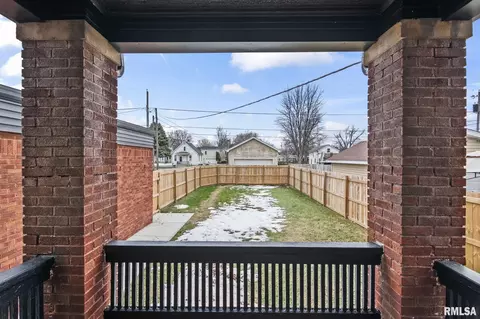 Exterior - 1023 Broadway St, Lincoln, IL 62656 photo 4 of 7